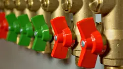 Comment c'est fait Pièces en chocolat / Plancher chauffant / Voitures à pédales / Epées en latex