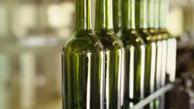 Bouteilles en verre, scies à métaux, casques de football américain