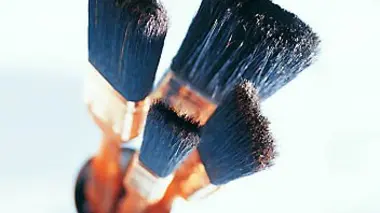 Bâtons de crosse, poisson surgelé, lampes torches, pinceaux