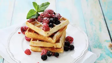 Clubs de golf, gaufres, fils, câbles et roues de train