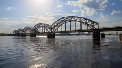 Comment c'est fait  Traverses de pont de chemin de fer / Filtres à membrane / Biplans