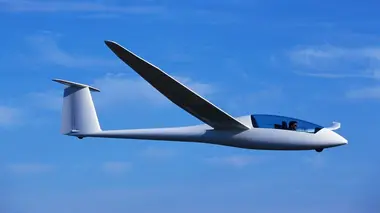 Lames de patin, planeurs, clochette à main et lance à incendie