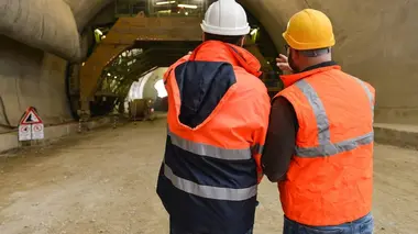 Chapeaux / Tunnel routier / Chasseur de serpents