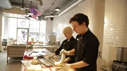 Comment ça marche ?  Ballon de Mardis gras, bonbons, dents artificielles