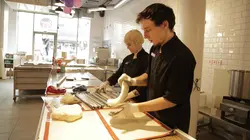 Comment ça marche ?  Ballon de Mardis gras, bonbons, dents artificielles