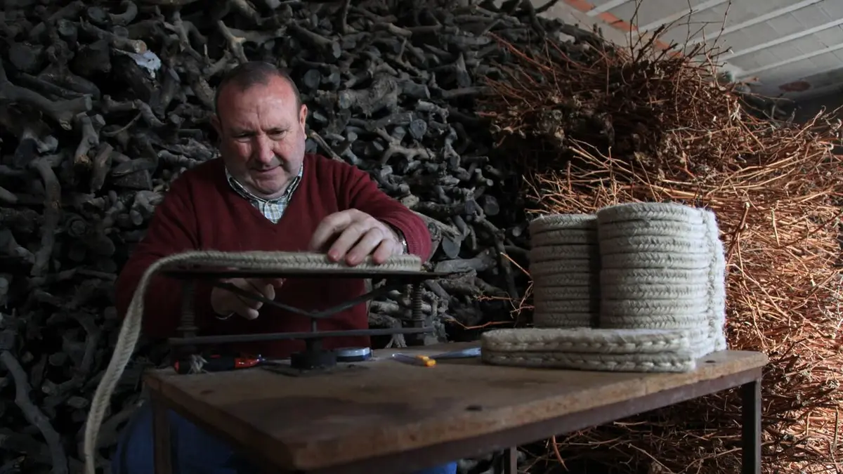 Comment ça marche ? Espadrilles, Prefabricated Houses and Underground Storage