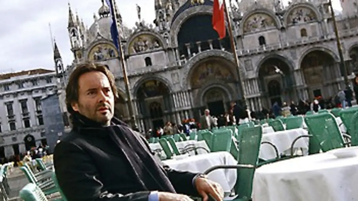 Commissaire Brunetti : enquêtes à Venise Des amis haut placés
