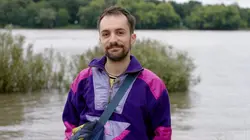 Court-circuit "Assis entre deux chaises"