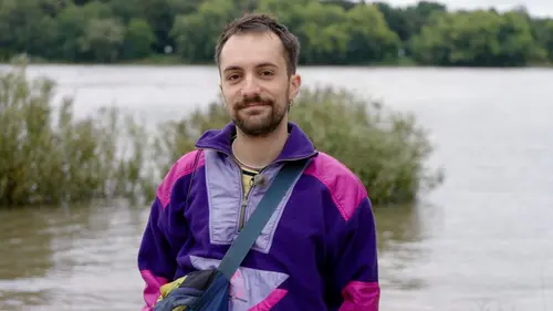 Court-circuit "Assis entre deux chaises"