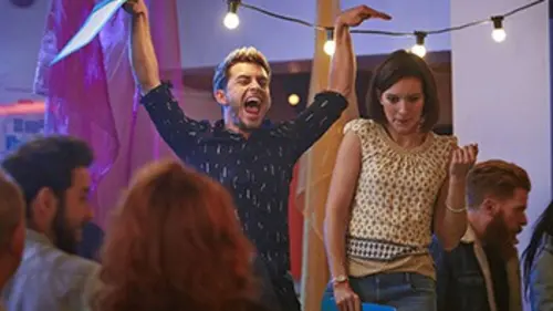 Crashing S01E01 Anniversaire d'enfer