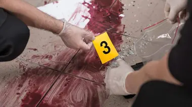 Crimes S01E01 A la frontière espagnole