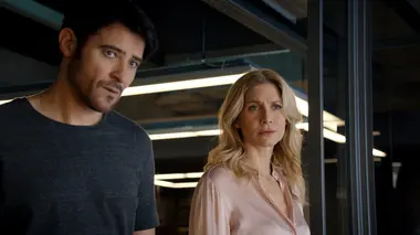 Crossing Lines S03E10 Carton rouge