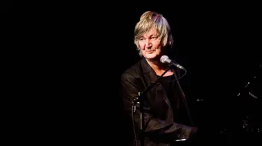 Jacques Higelin sur la scène du théâtre de l'empire à Paris