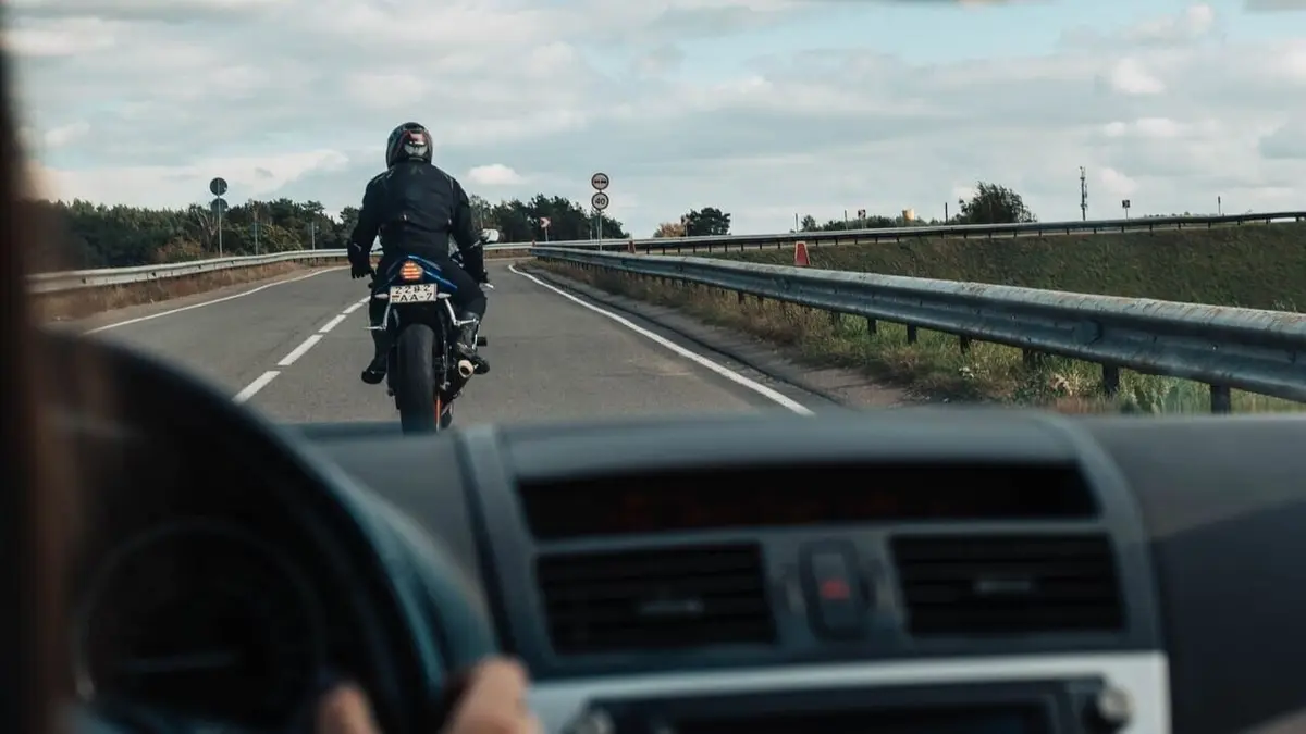 Dangers sur la route Motos, vélos, transports en commun