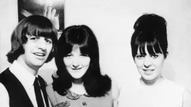 Dans l'antichambre des Beatles : Quatre garçons et une secrétaire dans le vent