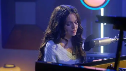 Dans le studio S01E02 Erza