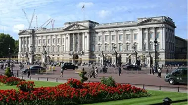 Dans les coulisses de Buckingham E01