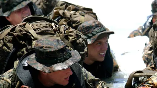 Dans les rangs des corps d'élite S01E01 Ecole de rangers