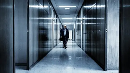 De 16 S01E01 La sacoche d'Angela Merkel