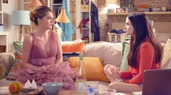 The Bold Type S02E02 Lunettes roses