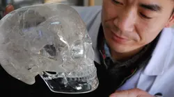 De l'ombre à la lumière Le crâne de cristal