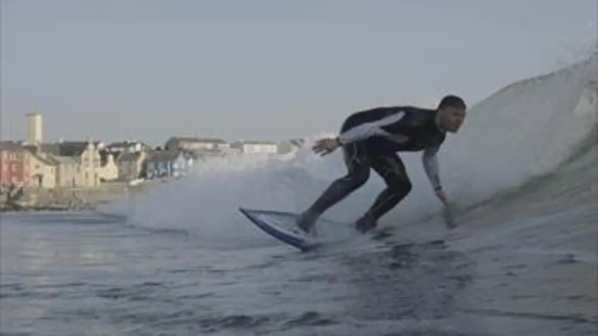 De la lande à la mer : une année de surf en Irlande