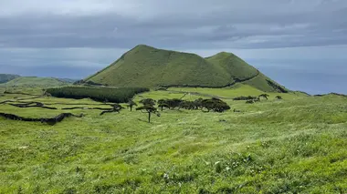 Découvrir le monde Archipel des Açores - Le vert et le noir