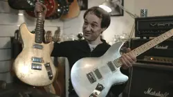 Derrière la guitare