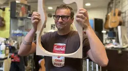 Derrière la guitare