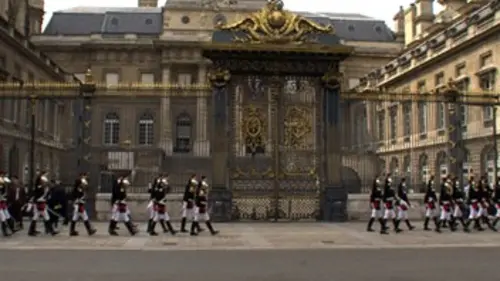 Derrière les portes du palais