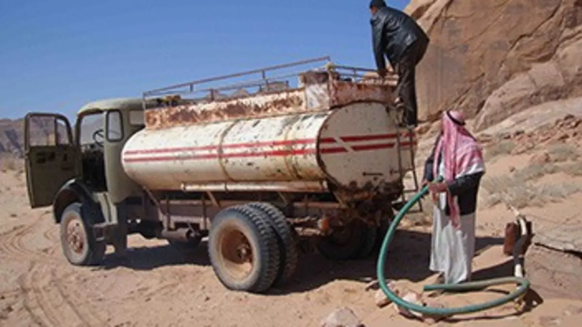 Des camions et des hommes E03 Jordanie, un camion dans le désert