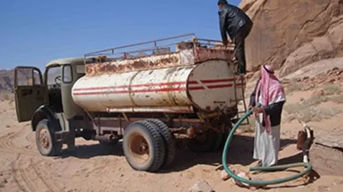 Des camions et des hommes E03 Jordanie, un camion dans le désert