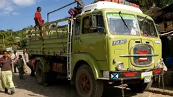Visuel de Des camions et des hommes