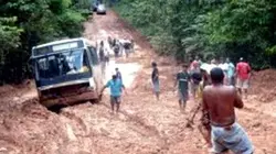 Visuel de Des camions et des hommes