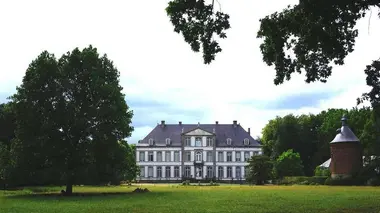 Des siècles d'histoire, le château d'Attre