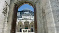 Des monuments et des hommes