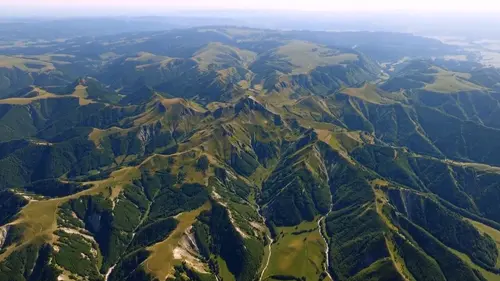 Des racines et des ailes Du Puy-de-Dôme au Cantal, la terre des volcans