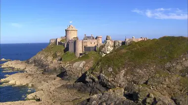 Passion patrimoine : sur le sentier des douaniers en Bretagne