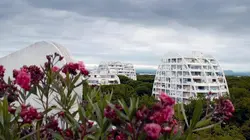 Des rêves de vacances en béton