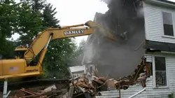Destruction tout bénef ! Le cimetière des toilettes