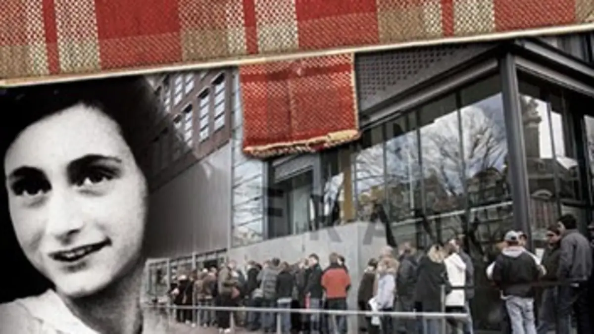 Devant la maison d'Anne Frank