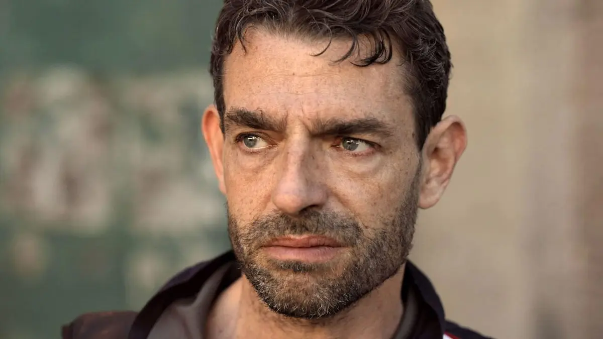 Dolorès, la malédiction du pull-over rouge