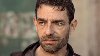 Dolorès, la malédiction du pull-over rouge