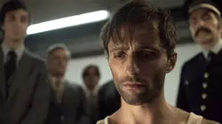 Dolorès, la malédiction du pull-over rouge