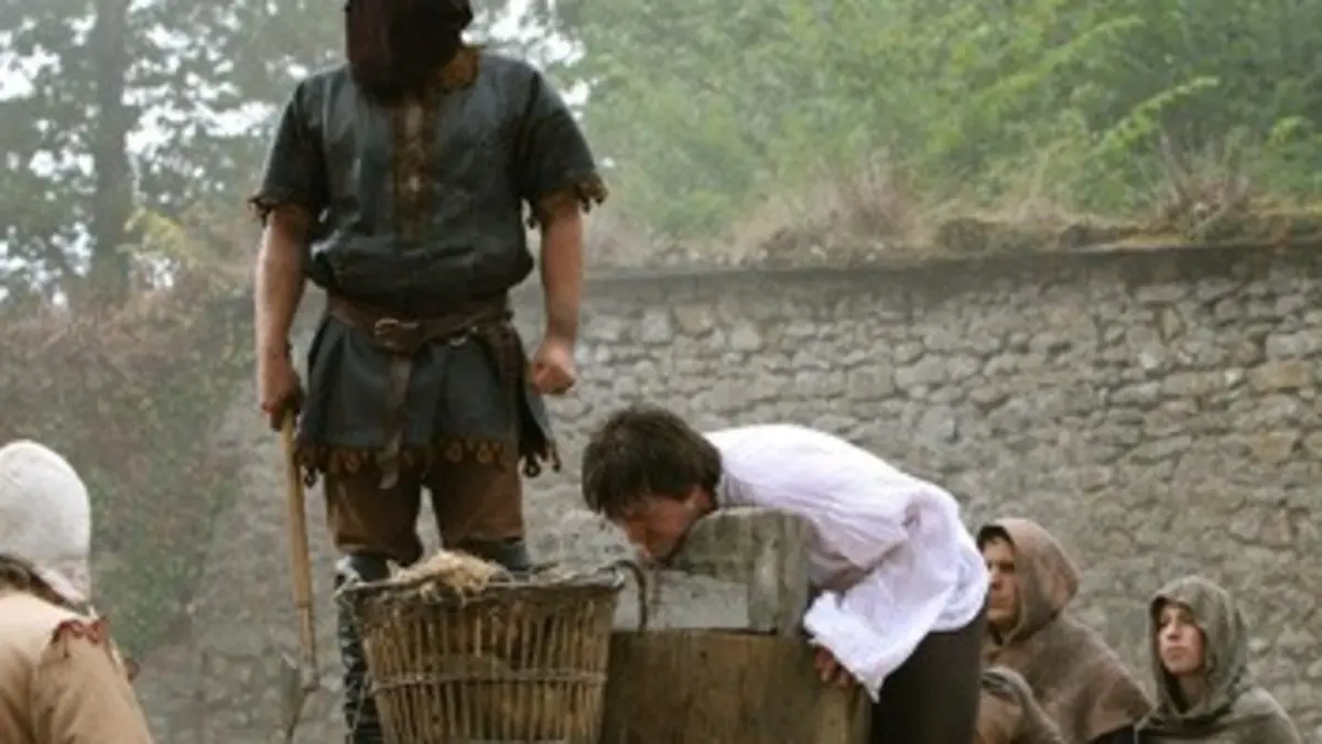 Dossiers secrets S01E08 Meurtre à la cour