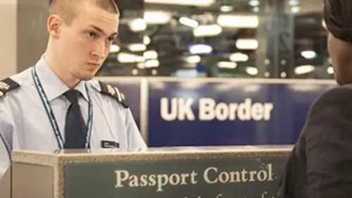 Douanes sous haute surveillance : Royaume-Uni S01E07 Amis d'enfance et certificat de complaisance