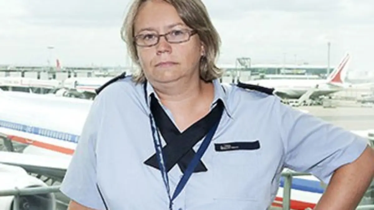 Douanes sous haute surveillance : Royaume-Uni S02E01 Arnaque aux visas et école bidon