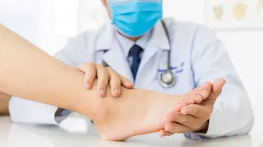 Debout pour la mariée et le danseur aux pieds plats