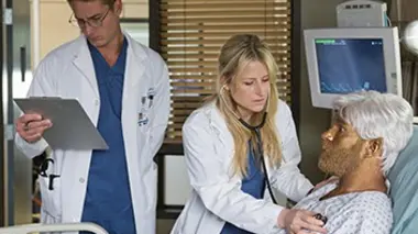 Dr Emily Owens S01E09 L'habit ne fait pas le moine