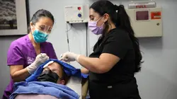 Dr Pimple Popper Les jambes à son cou